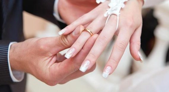 Cincin Pernikahan di Jari Manis Kiri atau Kanan?